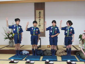 月の輪スカウトによる「ちかい」と「おきて」