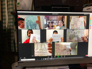 宿題のぬり絵を披露