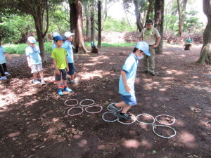 昔遊び「ケンパ」の様子