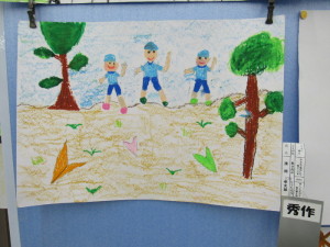 （作品名：みんなで飛ばした紙ひこうき）