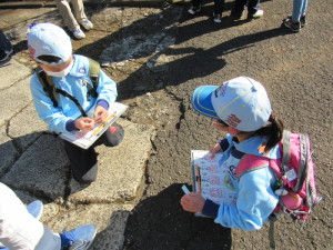 台紙にシールを貼るスカウトたち