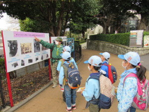 隊長からの説明を聞くスカウトたち