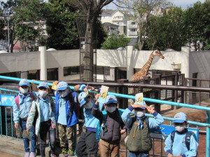 キリンをバックにハイ・ポーズ