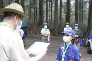 修了証書を受け取るスカウト