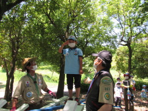 橋の上で敬礼！