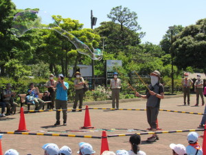 この方が「シャボン玉オヤジ」さんです。 