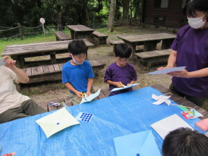 工作（風車作り）の様子