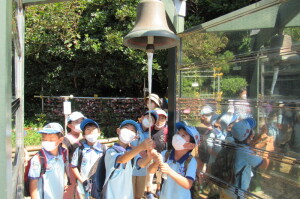 順番に鐘を鳴らしました