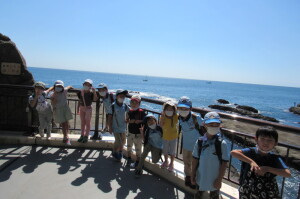 海をバックに！