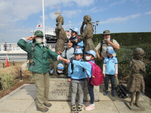 ガールスカウト像の前にて