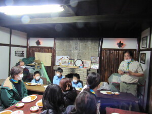 ３名を紹介するビーバー隊長