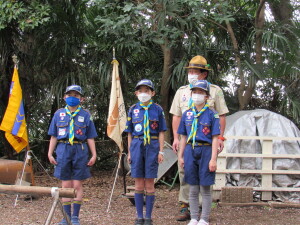 上進する３名を紹介するカブ隊長