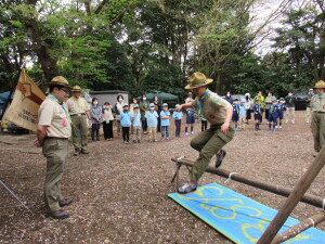 丸太を飛び越えてベンチャー隊へ！