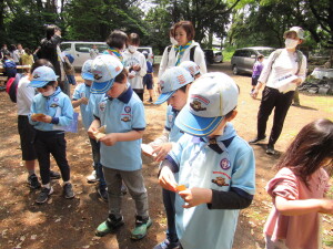 封筒を開ける様子