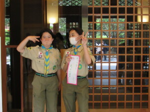 三松閣入口でご朱印帳等を案内するスカウトたち