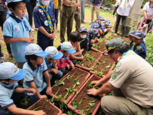 苗の植え方を聞くスカウトたち
