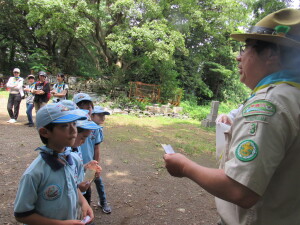 クイズに答えるスカウト