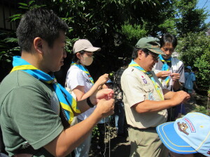 まずは糸の付け方（巻き結び）をレクチャー。