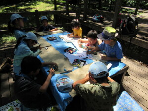 石にペイントするスカウトたち