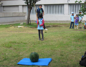 スイカ割りの様子１