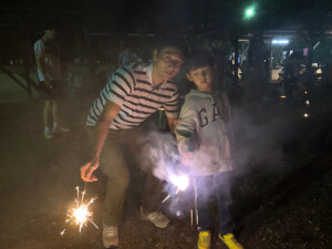 花火を楽しむ親子