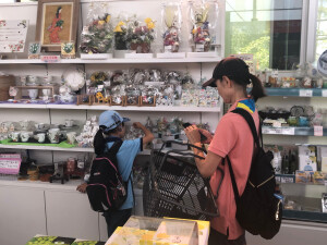 親子でお土産購入（道の駅「保田小学校」にて）