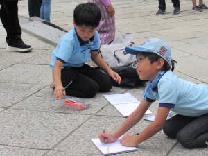 凄い体勢で描いてます