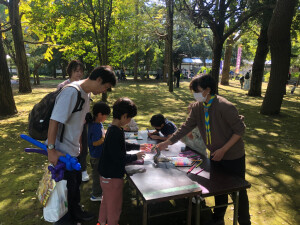 ネックレス作り「切った丸太に絵を描いてね」