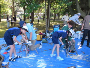 丸太切り「手を切らないでね」