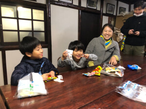 ビンゴに喜ぶスカウトの弟