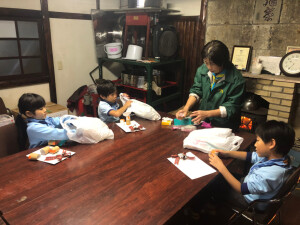 作り方を説明するビーバー副長