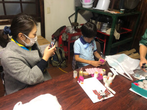 子どもを撮影するお母さん