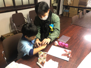 手伝うお父さん