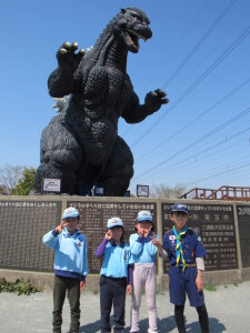 ゴジラをバックに