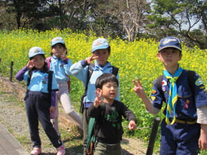 菜の花をバックに