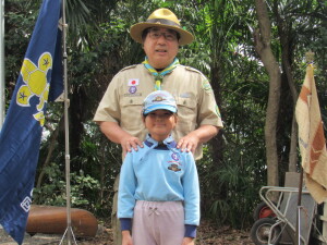 上進するスカウトを紹介するビーバー隊長