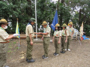 新ベンチャー隊長から帽章と認識章を授与