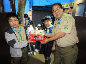 特賞の景品を贈呈