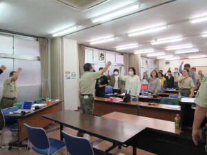 弥栄三唱の様子