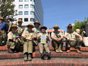 警備の前に記念写真（県民ホール前広場にて）