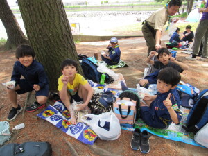 昼食の様子（カブ１組）