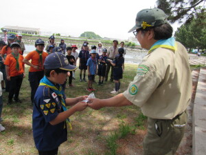 記念品を受け取る代表くまスカウト