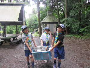 炊事用具を運ぶ３組