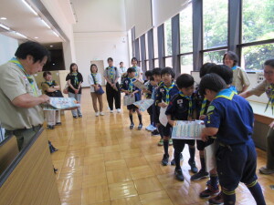 採点したシートを戻す様子