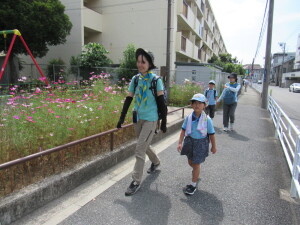 陣ケ下渓谷公園へ向かうビーバースカウト