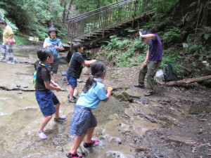 ビーバー隊長に水をかけるスカウトたち