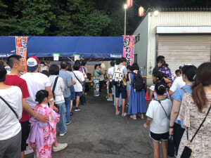 行列の様子（左販売、右受渡し）