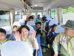 バスに乗り込み、いざ、キャンプ地へ！