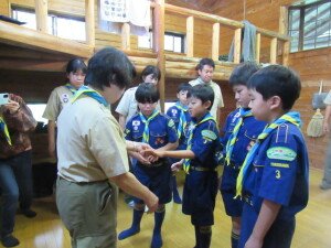 朝の隊集会 （登山でのチームワーク章授与式）