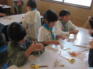 今度は割り箸鉄砲を作っています